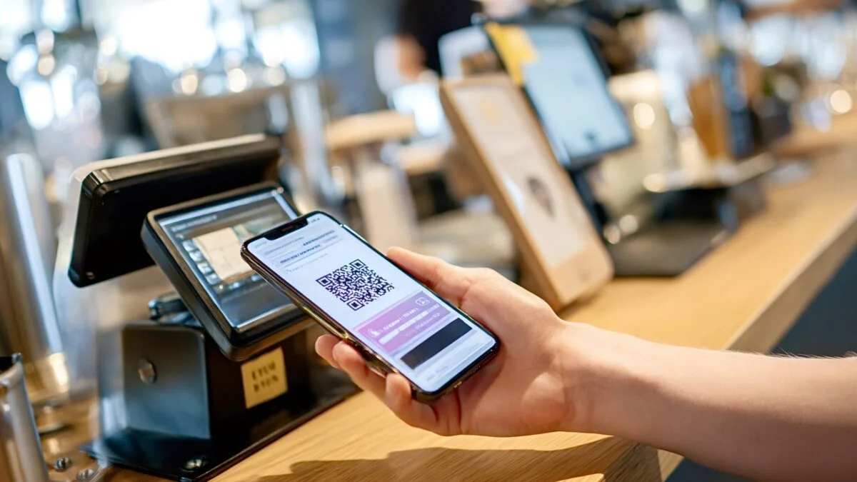 Pericolele ascunse din spatele codurilor QR. Ce riscă românii care le scanează cu telefonul mobil