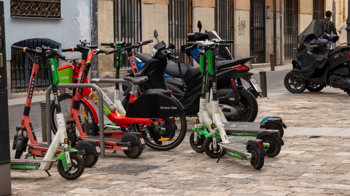 Românii ar putea avea nevoie de permis pentru trotinete și biciclete electrice. S-a depus lege în Parlament