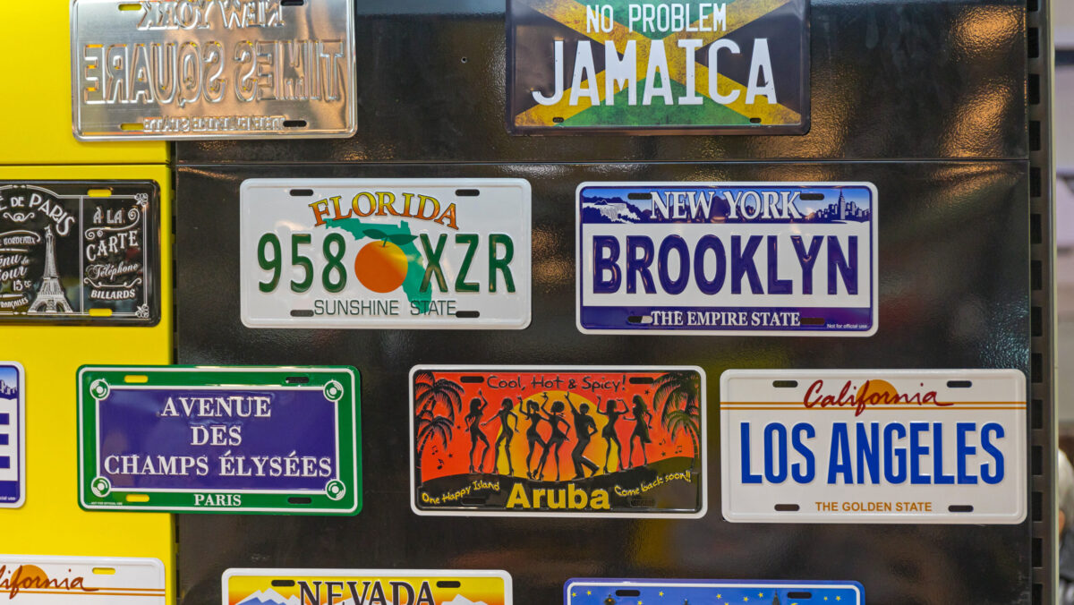 Plăcuțe de înmatriculare personalizate ca în străinătate. Lege nouă în România. Șoferii pot alege combinații proprii de litere și cifre