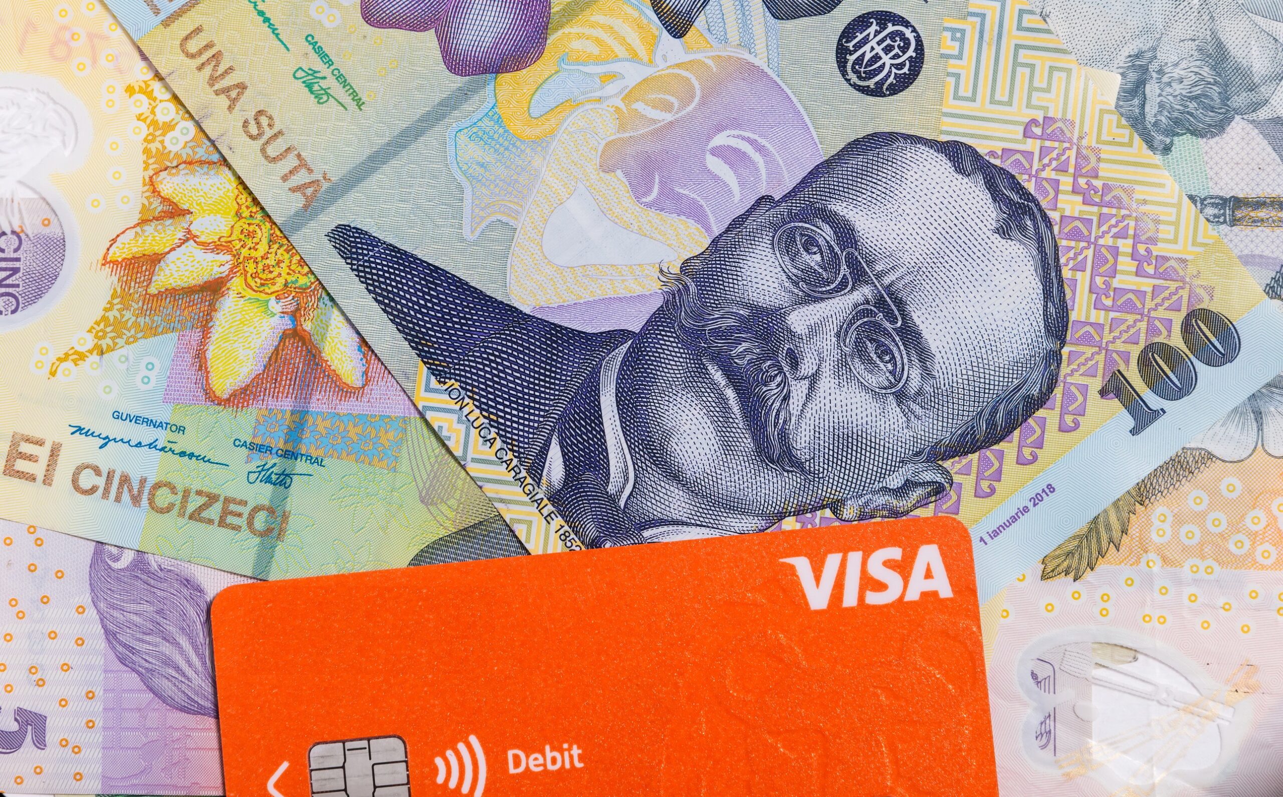 Plata cu cardul sau plata cu bani cash, numerar