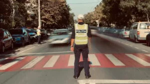 Politist care dirijeaza traficul rutier