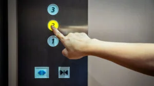 Posibilă schimbare majoră în blocurile fără lift. Măsură așteptată de milioane de români Prizonieri în propriile apartamente