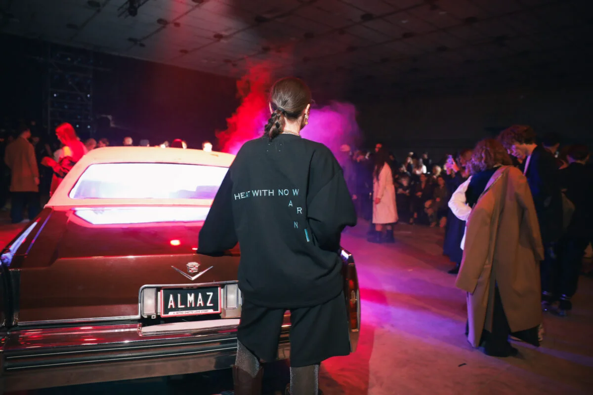 IQOS rescrie conversația în modă. O nouă creație IQOS x ALMAZ, la Bucharest Fashion Week (P)