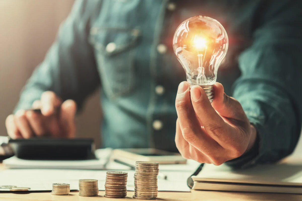 Premier Energy Furnizare, ofertă nouă la curent. Cât vor plăti românii la factura de energie electrică