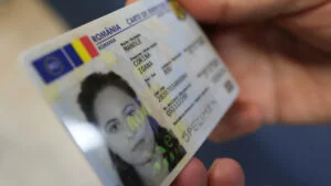 Probleme neașteptate la schimbarea cărții de identitate Documentele plastifiate, respinse de MAI