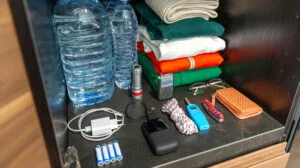 Provizii esențiale în caz de blackout. Ce trebuie să ai în casă pentru a trece peste întreruperi masive de curent