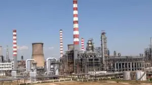 Oficial din Min. Energiei: Lukoil ar trebui să vândă rafinăria Petrotel Ploiești. „Ne-am bucura să nu mai avem Lukoil”