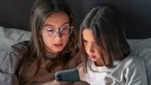 Reguli noi pentru accesul rețelelor de socializare. Minorii din UE nu vor mai putea naviga online ca până acum