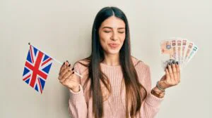 Românii din Marea Britanie vor primi mai mulți bani. Guvernul anunță o creștere a pensiilor și beneficiilor sociale din 2026