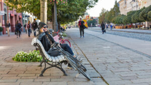 S-a dat o lege în UE care limitează viteza de mers pe trotuare. Nu mai ai voie decât cu 6kmh Scopul principal este creșterea siguranței