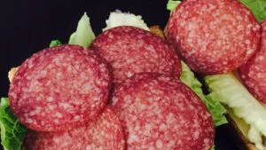 Salamul de Sibiu sub lupa InfoCons. Ce conțin, câți aditivi au și câtă carne se folosește