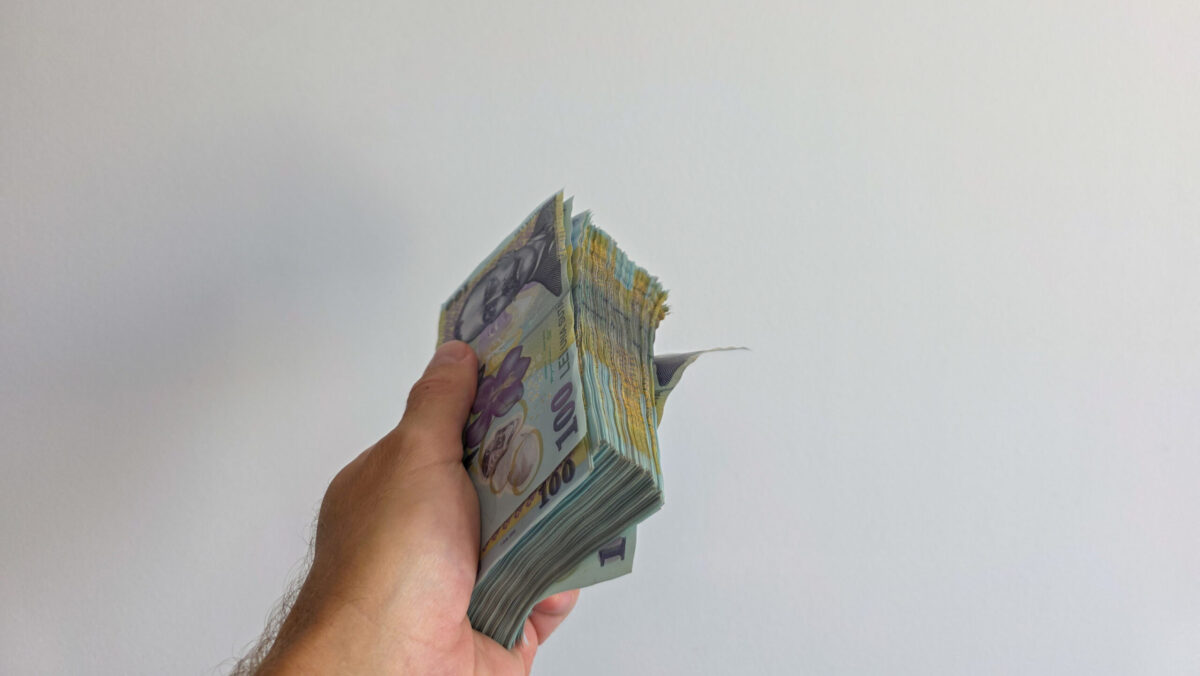Salariile românilor au scăzut în august 2025. Ajustări pe fondul inflației și dispariției primelor sezoniere