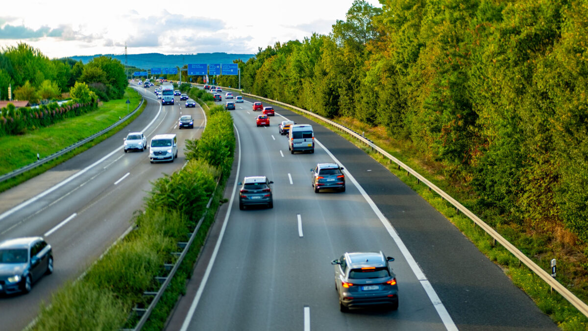 Dispozitiv interzis pe mașină! Amendă între 1.305 și 2.900 de lei, iar permisul va fi suspendat pentru 90 de zile