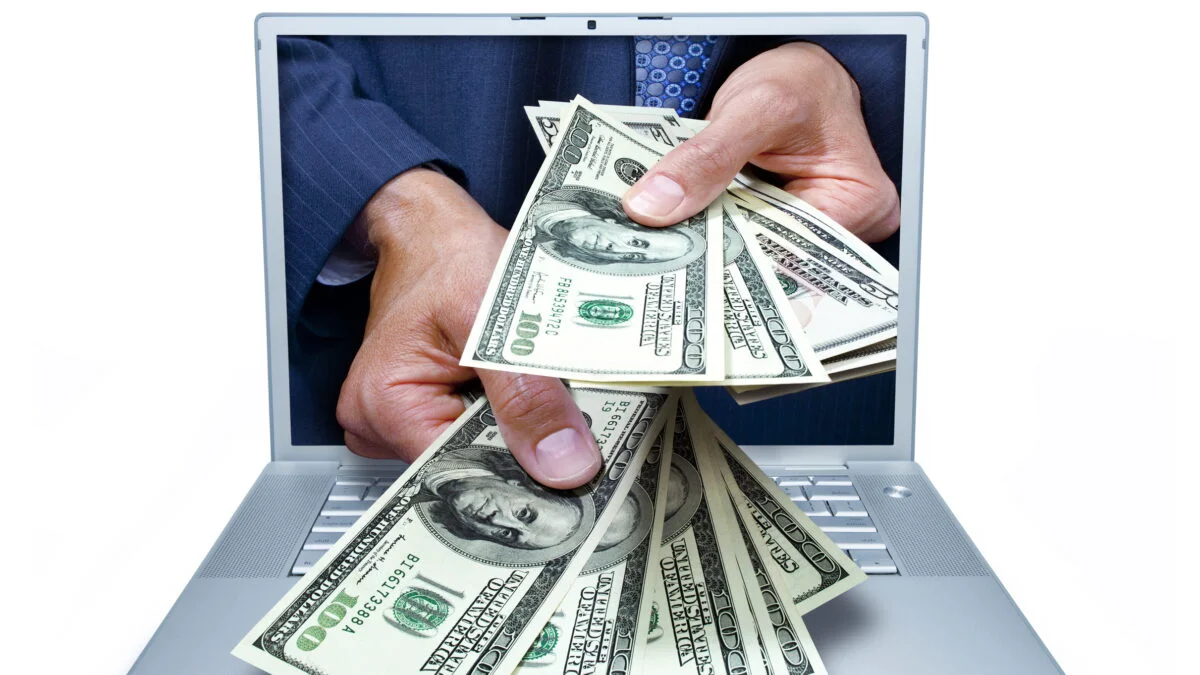 6 din 10 români iau decizii financiare după sfaturi online. O treime au pierdut bani în urma acestora. Studiu Revolut