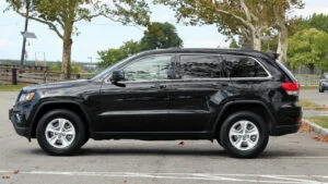 Un SUV negru pe un loc de parcare