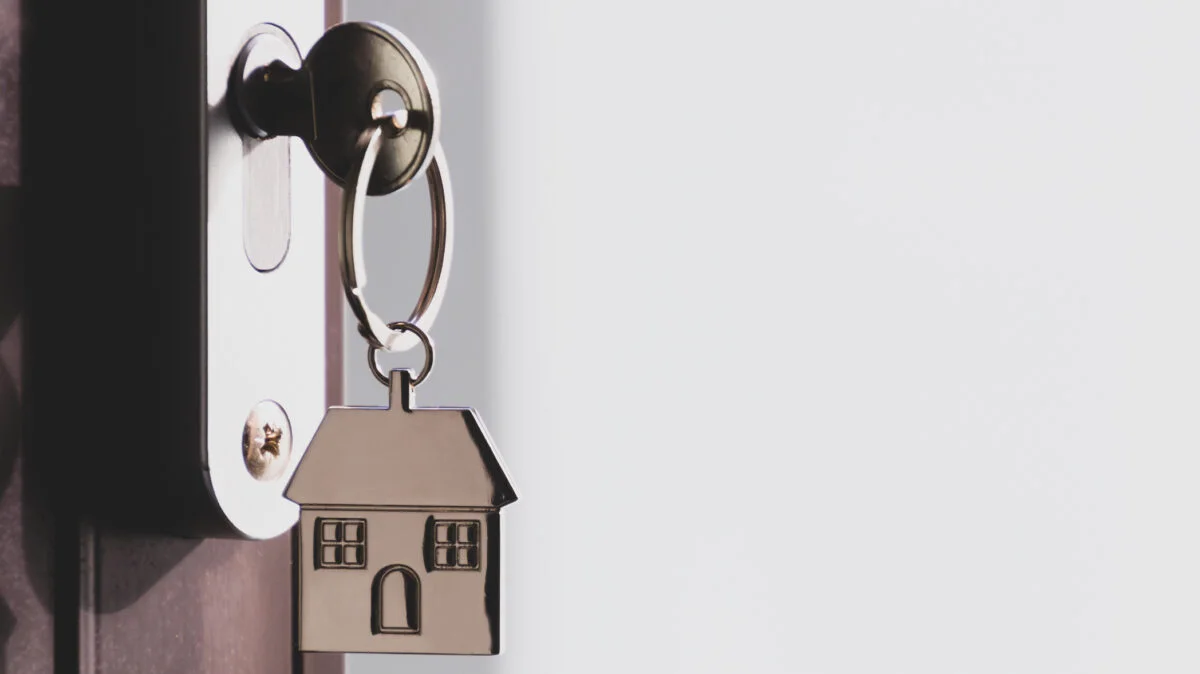 Ușa de la bloc care nu trebuie încuiată pe timpul nopții. Chiriașii din apartamente nu au acest drept. Verdict în instanță