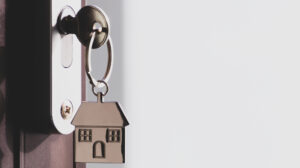 Ușa blocului, încuiată peste noapte. Ce trebuie să știe chiriașii despre această practică