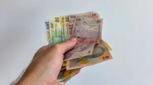 Românii rămân cu tot mai puțini bani. Aproape 86% din venituri se duc pe cheltuieli, potrivit INS