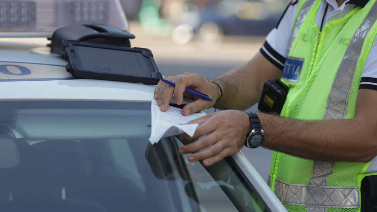 Strict interzis în România în fața casei sau a blocului. Se aplică pe trotuar și pe partea carosabilă. Amendă 20.000 de lei