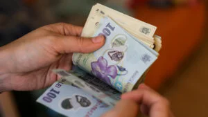 Salarii de lux la stat. Șefii companiilor publice câștigă până la 100.000 lei pe lună și bonusuri de milioane