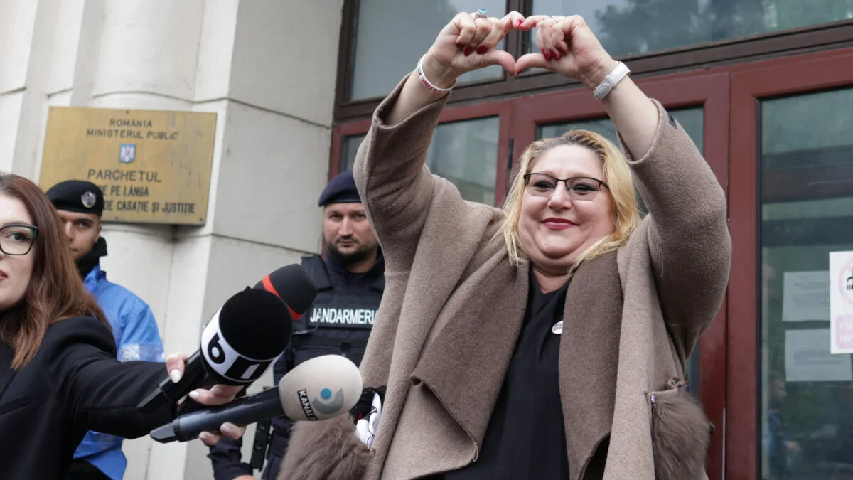 Diana Șoșoacă, inculpată într-un dosar privind 11 infracțiuni. Lipsirea de libertate și negarea Holocaustului, printre acuzații
