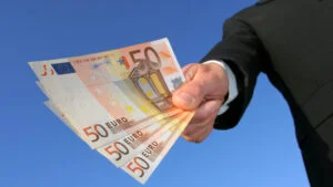 Comisia Europeană alocă 11,5 milioane de euro fermierilor români pentru a-i sprijini după pagubele cauzate de vreme