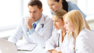 Protecția pacienților, pe primul loc. Senatul vrea să pedepsească medicii care răspândesc informații false despre sănătate