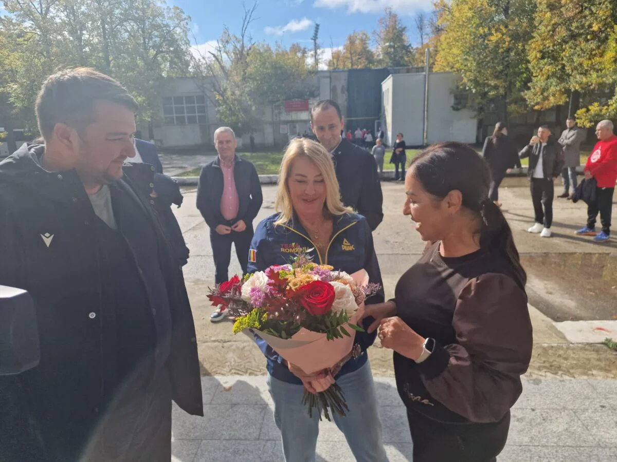 Nadia Comaneci, alături de sportivii de la CS Dinamo. Legenda României i-a încurajat, a jucat volei și a dat autografe