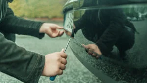 om care fură plăcuțe de înmatriculare. Furtul plăcuțelor de înmatriculare. Ce riscă șoferii care încearcă astfel de trucuri. Pedepsele sunt usturătoare