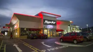 Pizza Hut va fi vândută pentru 2,7 miliarde de dolari. Concurența și consumul redus au afectat afacerea