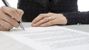 Legea s-ar putea schimba. În viitor, doar semnături electronice avansate sau calificate vor fi acceptate la locul de muncă
