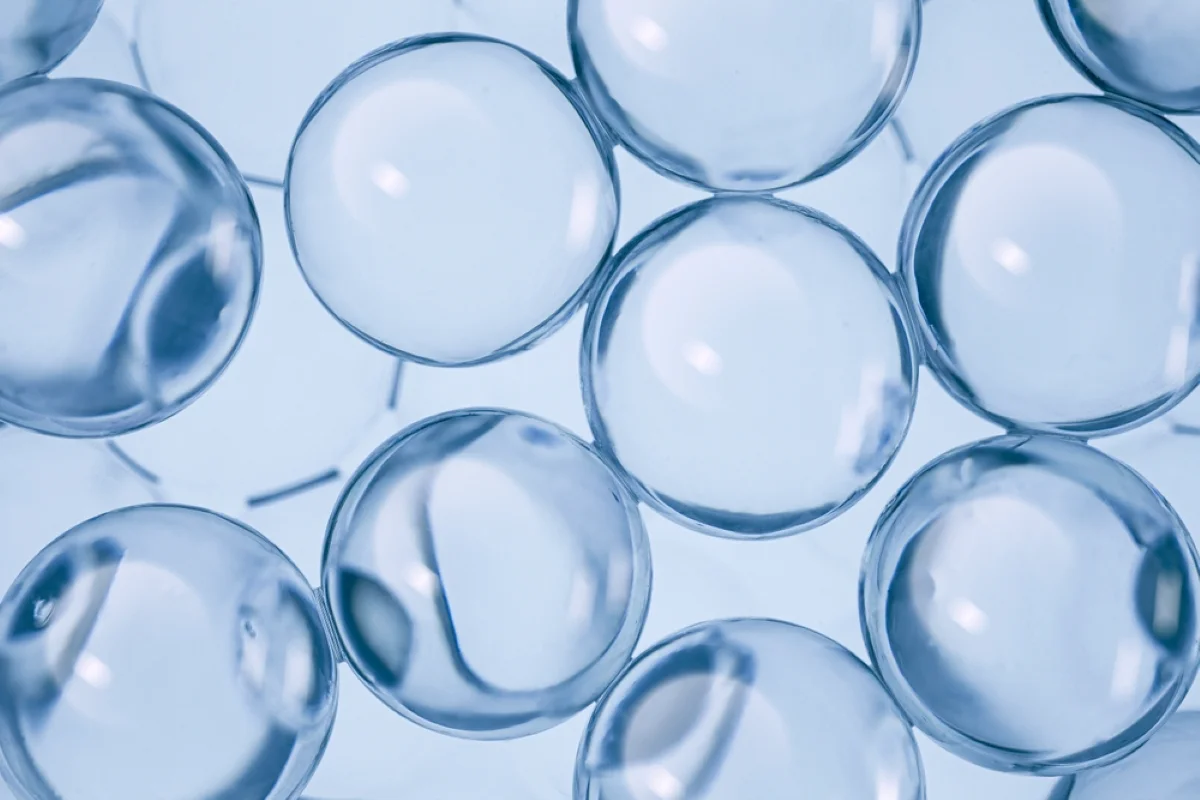 5 motive sa introduci serumul cu acid hialuronic in rutina ta de ingrijire