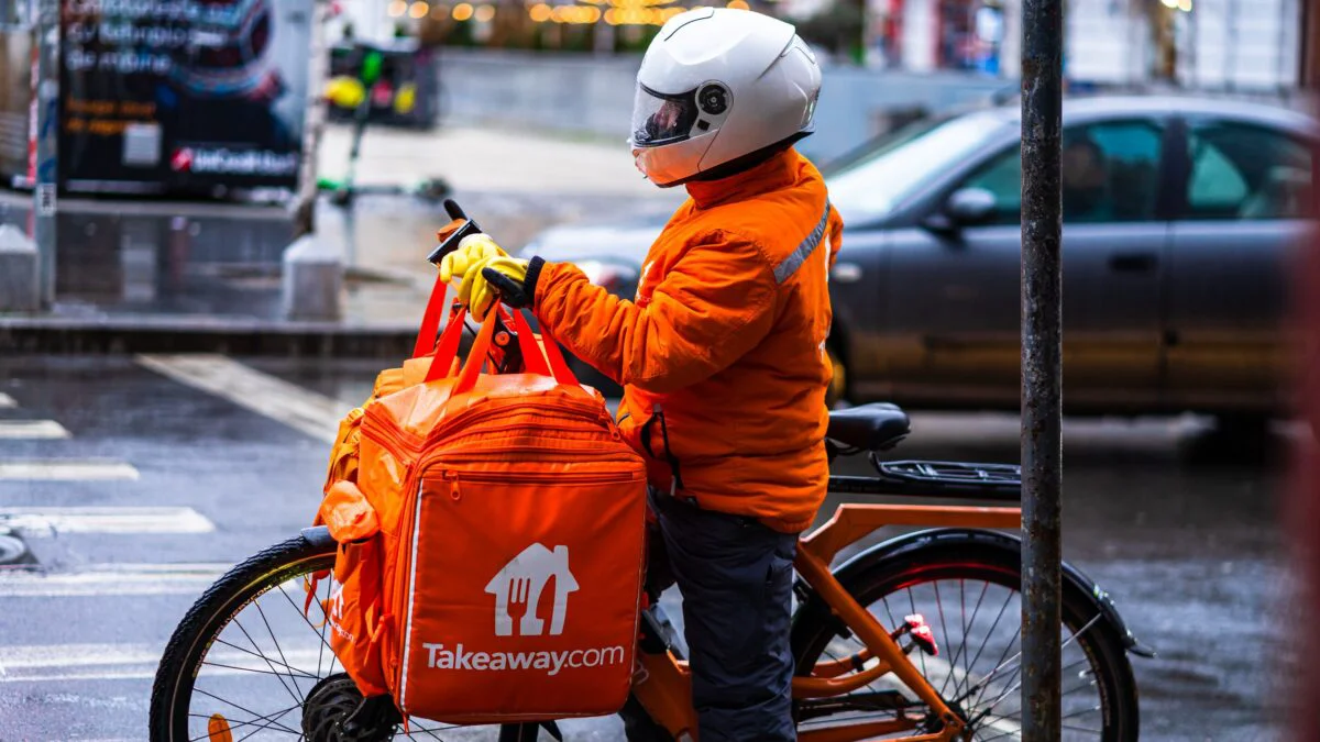 Prosus, acționarul majoritar eMAG, finalizează achiziția Just Eat Takeaway.com. Tranzacție de 4,1 miliarde de euro care schimbă piața globală a livrărilor