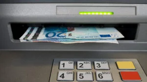 Oamenii vor putea retrage euro de la ATM. Noua opțiune, valabilă de la 1 ianuarie. În ce stat se aplică