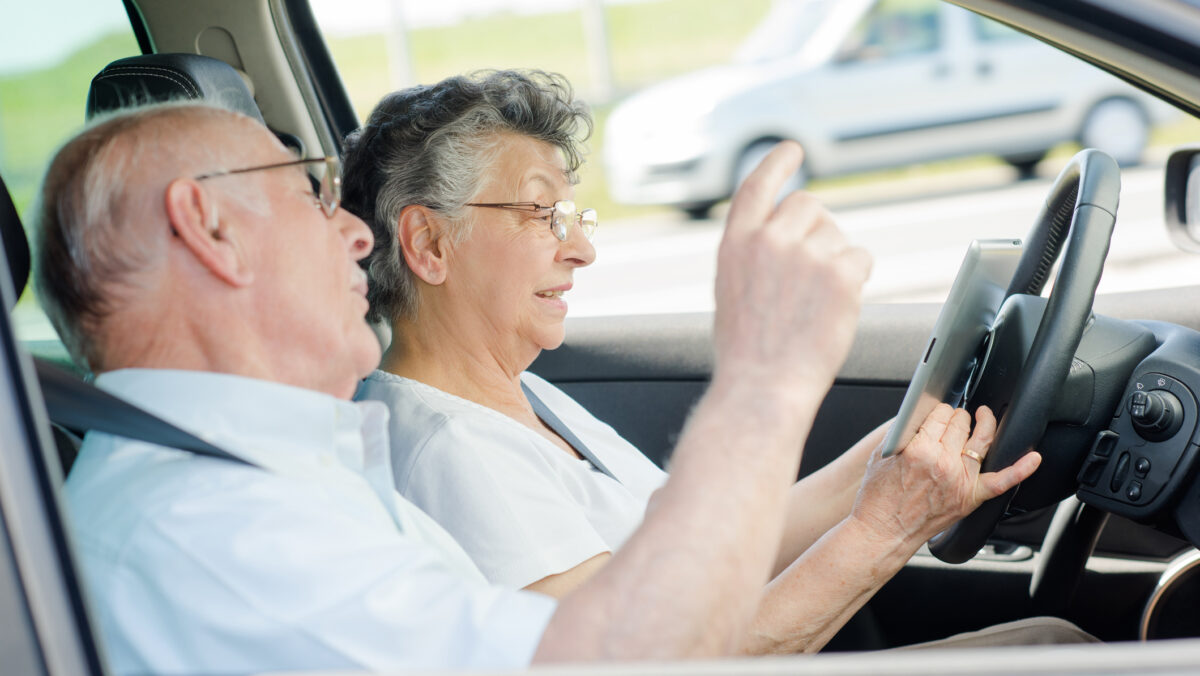 Șoferii pensionari, taxați în plus după 65 de ani. Plătesc mai mult, chiar fără accidente. Se aplică și românilor din afară