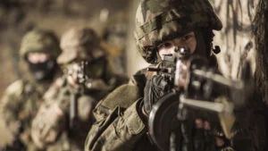 Adolescenții români au primit scrisori de recrutare în armată. Părinții sunt revoltați Nu merg nici voluntar, nici cu arcanu