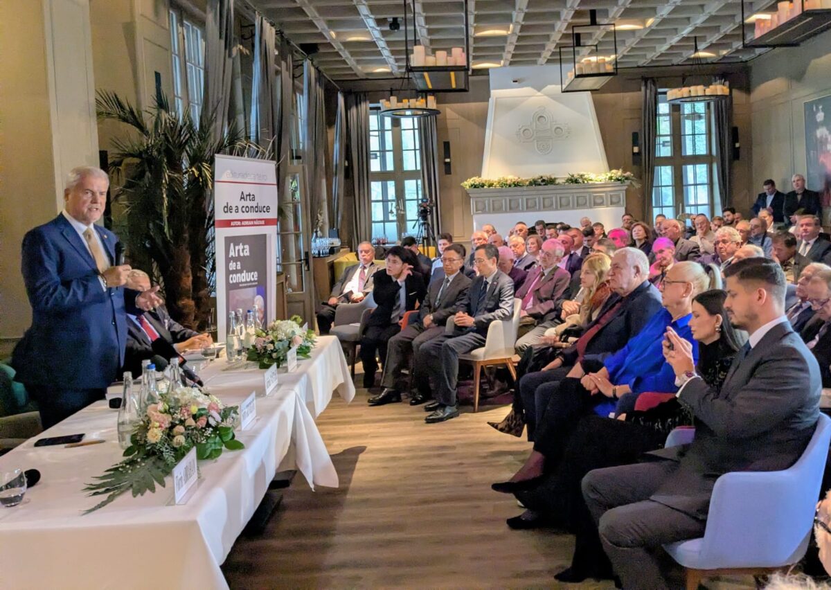 Adrian Năstase a lansat marți, 11 noiembrie, cea mai recentă carte - „Arta de a conduce”. Evenimentul a fost deschis de jurnalistul Dan Andronic, cel care a semnat prefața volumului