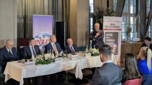 Adrian Năstase a lansat marți, 11 noiembrie, cea mai recentă carte - „Arta de a conduce”. Evenimentul a fost deschis de jurnalistul Dan Andronic, cel care a semnat prefața volumului