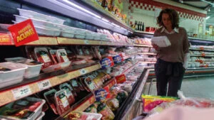 Adrian Negrescu Românii revin la obiceiurile de consum din anii ’90. Hainele și produsele de bază, în topul achizițiilor de Black Friday