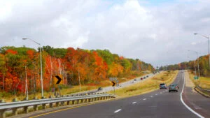 Aici poți conduce fără limită de viteză. Nu există restricții pe majoritatea drumurilor din acest loc