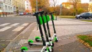 Apar reguli noi pentru trotinetele electrice Conducătorul trebuie să aibă cel puţin 16 ani. Casca de protecție devine obligatorie