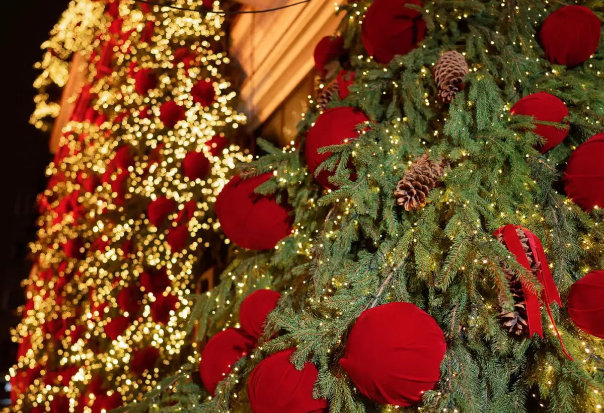 „Peisaj de munte” pe Calea Moșilor. Nicu Bocancea transformă Atelierul Iris într-un Christmas House decupat din povești
