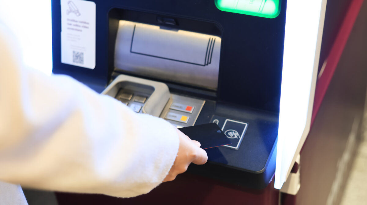 Bancomatele nu pot fi desființate. Plata cu bani cash, obligatorie în magazine și farmacii. Decizie în UE