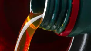 Adevărul despre aditivul din carburanți: Inutil, îl punem pentru că oamenii cred că e bun