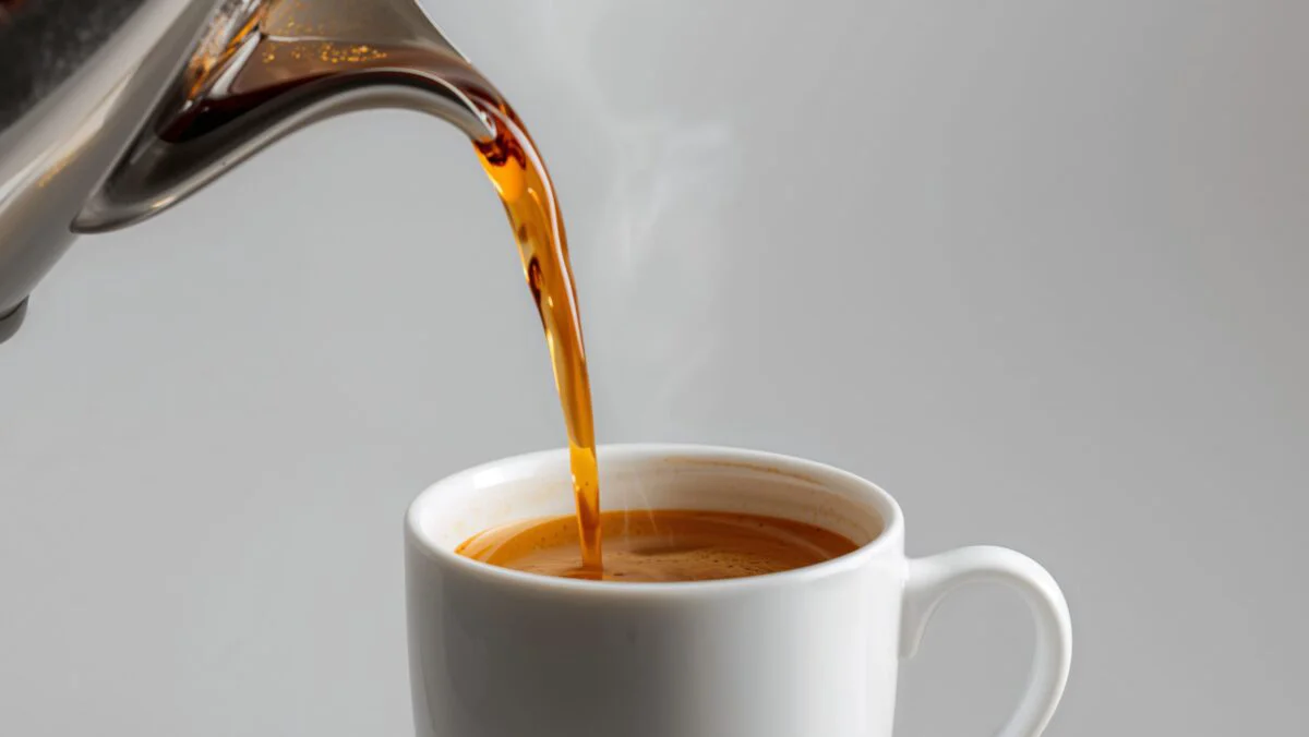 Cafeaua de dimineață, tot mai scumpă. Cât economisesc românii dacă o prepară acasă