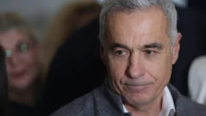 Călin Georgescu, tratat ca un criminal. Gigi Nețoiu Ei sunt atât de proşti, îl porţi toată ziua pe Georgescu… Îl martirizează