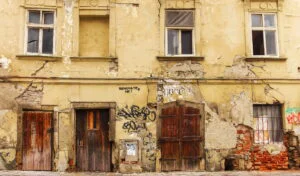 Casă veche și degradată