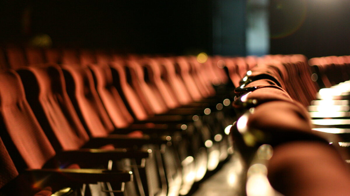 Cum ne relaxăm în timpul liber. Cât ne costă o seară la cinema sau teatru în România în 2025