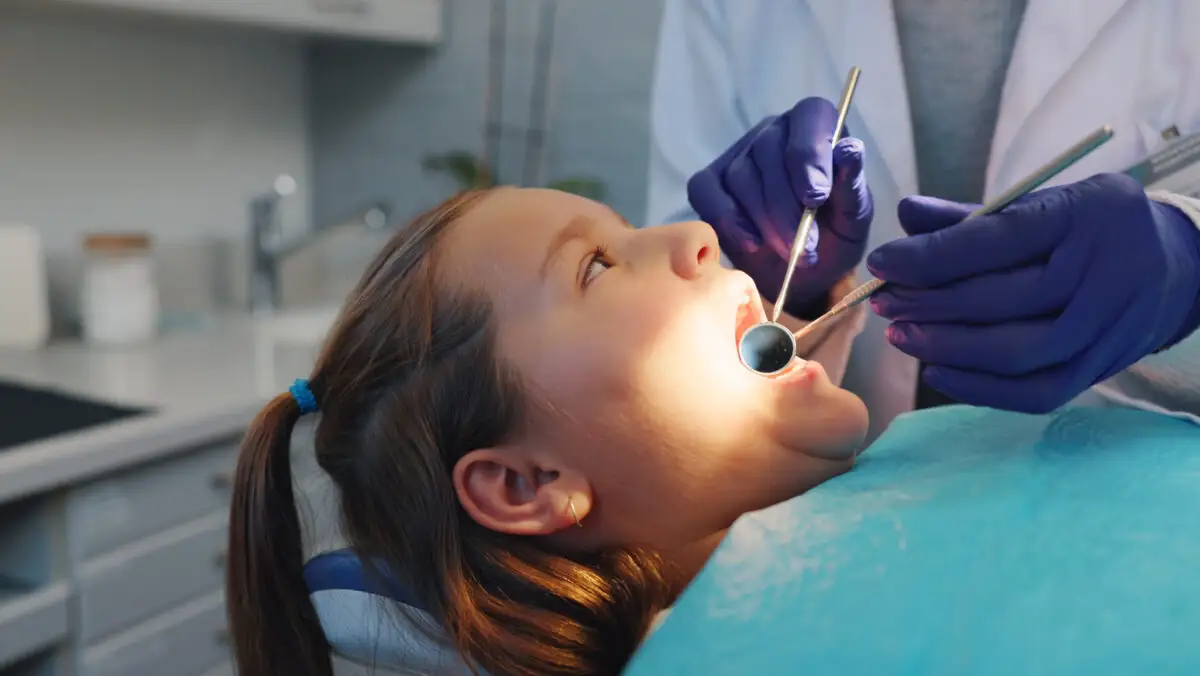 Cât plătesc românii pentru o vizită la dentist în 2025. Majoritatea românilor amână controalele de rutină