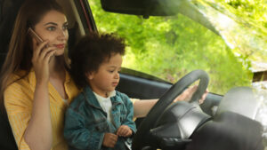 Ce riscă părinții care țin copilul în brațe în mașină. Amenzile pot ajunge până la 3.300 de lei